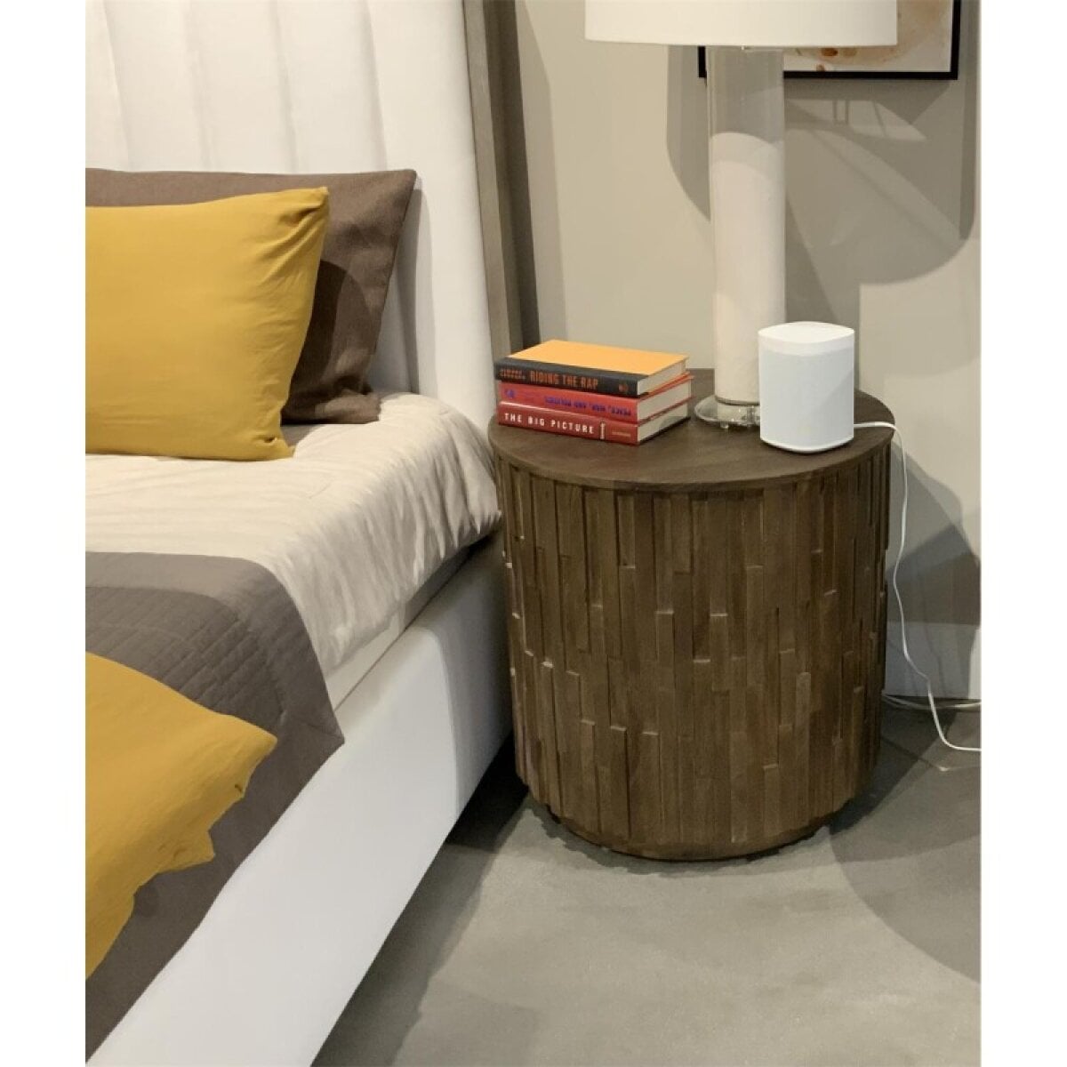 2038bcf21c53dad4c2c664b2f4ff652c Round End Table - Image 1